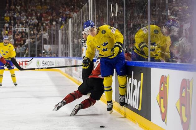 Eishockey, WM, Finale, Kanada - Schweden 170521 Sveriges Joel Eriksson Ek undviker tackling fran Kanadas Josh Morrissey under finalen mellan Kanada och Sverige pa ishockey-VM den 21 maj 2017 i Köln.  Copyright: JOELxMARKLUND BB170521JM080