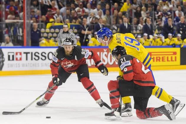 Eishockey, WM, Finale, Kanada - Schweden 170521 Kanadas Ryan O?Reilly och Brayden Point försvarar mot Sveriges Nicklas Bäckström under finalen mellan Kanada och Sverige pa ishockey-VM den 21 maj 2017 i Köln.  Copyright: JOELxMARKLUND BB170521JM082