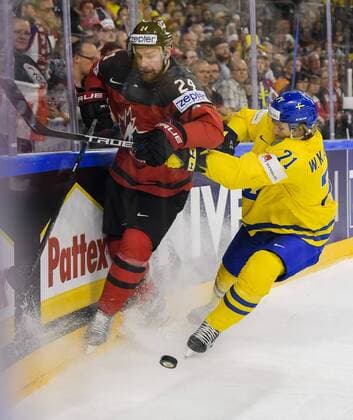 Eishockey, WM, Finale, Kanada - Schweden 170521 Kanadas Calvin de Haan tacklas av Sveriges William Karlsson under finalen mellan Kanada och Sverige pa ishockey-VM den 21 maj 2017 i Köln.  Copyright: JOELxMARKLUND BB170521JM083