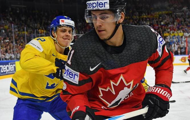 Eishockey, WM, Finale, Kanada - Schweden 21.05.2017, xblx, Eishockey WM 2017, Finale, Gold Medal Game, Kanada - Schweden, emspor, v.l. Joel Eriksson Ek (Team Schweden, Sverige, Sweden), Travis Konecny (Team Canada, Kanada) Koeln