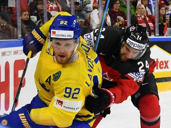 Bilder des Tages - SPORT 21.05.2017, xblx, Eishockey WM 2017, Finale, Gold Medal Game, Kanada - Schweden, emspor, v.l. Gabriel Landeskog (Team Schweden, Sverige, Sweden), Calvin de Haan (Team Canada, Kanada) Koeln