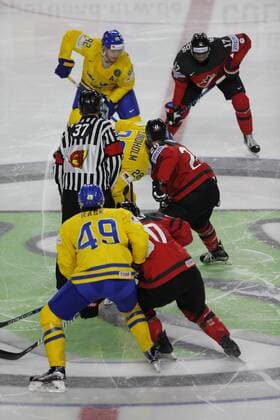 IIHF WM 2017, Kanada - Schweden, 21.05.2017 Victor Rask (Schweden, 49); Brayden Point (Kanada, 21); IIHF WM 2017, Kanada - Schweden am 21.05.2017 in der Lanxess-Arena in Koeln (Deutschland). xadx