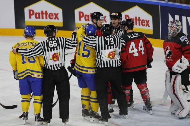 IIHF WM 2017, Kanada - Schweden, 21.05.2017 Oscar Lindberg (Schweden, 15); Marc-Edouard Vlasic (Kanada, 44); IIHF WM 2017, Kanada - Schweden am 21.05.2017 in der Lanxess-Arena in Koeln (Deutschland). xadx