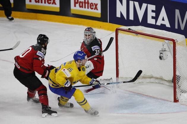 IIHF WM 2017, Kanada - Schweden, 21.05.2017 Oscar Lindberg (Schweden, 15); Calvin Pickard (Kanada, 31); IIHF WM 2017, Kanada - Schweden am 21.05.2017 in der Lanxess-Arena in Koeln (Deutschland). xadx