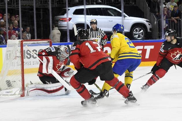 IIHF Eishockey-WM 2017 Canada - Sweden on 21.05.2017 at Lanxess Arena in Cologne save von Goalie Calvin Pickard ( 31 Team Canada) gegen William Nylander ( 29 Sweden) wd