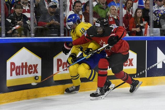 IIHF Eishockey-WM 2017 Canada - Sweden on 21.05.2017 at Lanxess Arena in Cologne Wayne Simmonds ( 17 Team Canada) gegen Marcus Kruger ( 16 Sweden) wd