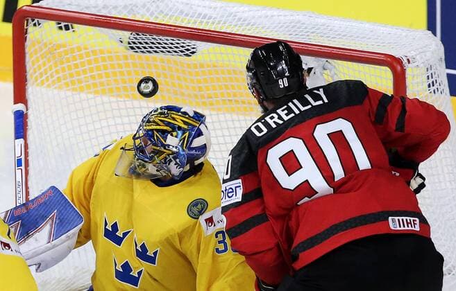 Eishockey, WM, Finale, Kanada - Schweden COLOGNE, GERMANY - MAY 21, 2017: Sweden s goaltender Henrik Lundqvist (L) concedes a goal to Canada s Ryan O Reilly in their 2017 IIHF Ice hockey Eishockey World Championship WM Weltmeisterschaft final game at Lanxess Arena. Anton Novoderezhkin TASS  TS04FC0B