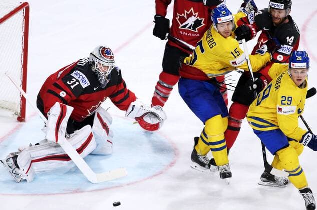 Eishockey, WM, Finale, Kanada - Schweden COLOGNE, GERMANY - MAY 21, 2017: Canada s goaltender Calvin Pickard, Sweden s Oscar Lindberg, Canada s Sean Couturier, and Sweden s William Nylander (L-R) in their 2017 IIHF Ice hockey Eishockey World Championship WM Weltmeisterschaft final game at Lanxess Arena. Anton Novoderezhkin TASS  TS04FC13