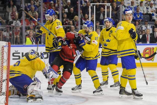 170521 Sveriges Marcus Krüger i en kamp med Kanadas Brayden Point framför malvakt Henrik Lundqvist under finalen mellan Kanada och Sverige pa ishockey-VM den 21 maj 2017 i Köln.  Copyright: JOELxMARKLUND BB170521JM124