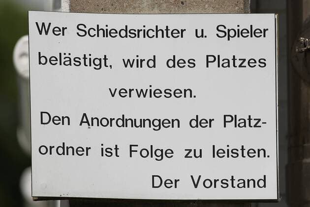 Fußball Oberliga Westfalen 33. Spieltag FC Gütersloh - TuS Erndtebrück am 22.10.2016 im Heidewaldstadion in Gütersloh Schild im Heidewaldstadion - Nostalgie - Letztes Speil im Heidewald Stadion - FCG MH