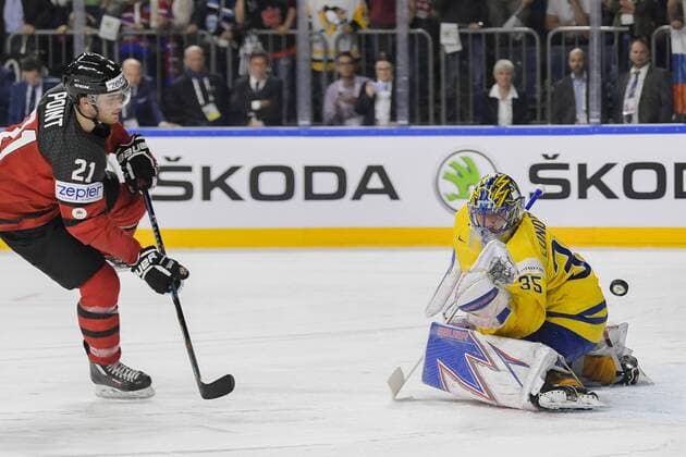 170521 Sveriges malvakt Henrik Lundqvist räddar straff fran Kanadas Brayden Point under finalen mellan Kanada och Sverige pa ishockey-VM den 21 maj 2017 i Köln.  Copyright: JOELxMARKLUND BB170521JM129