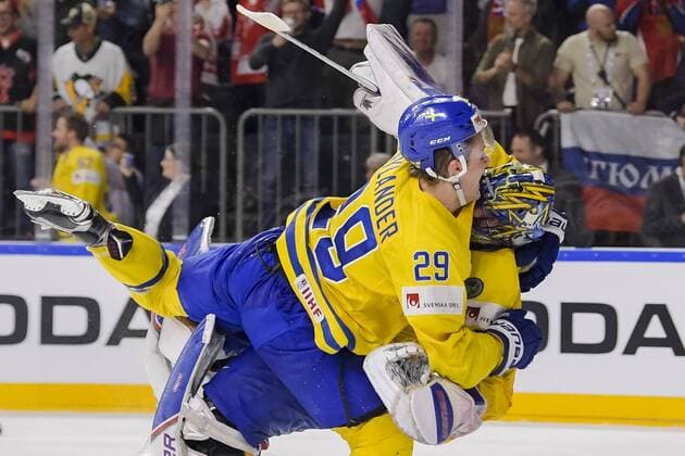 170521 Sveriges William Nylander och malvakt Henrik Lundqvist jublar efter avgörande straffräddningen under finalen mellan Kanada och Sverige pa ishockey-VM den 21 maj 2017 i Köln.  Copyright: JOELxMARKLUND BB170521JM132