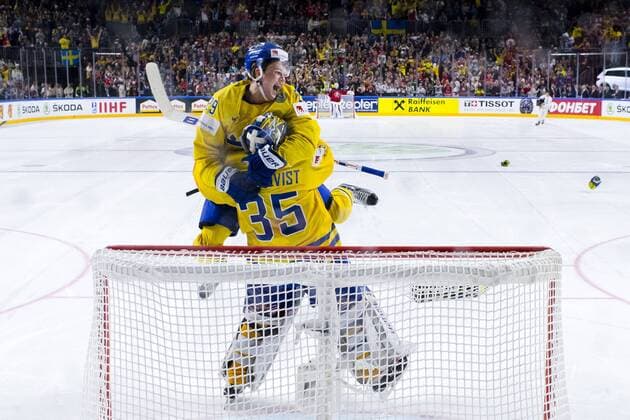 170521 Sveriges malvakt Henrik Lundqvist och William Nylander jublar efter avgörande straffräddningen i finalen mellan Kanada och Sverige pa ishockey-VM den 21 maj 2017 i Köln.  Copyright: JOELxMARKLUND BB170521JM180