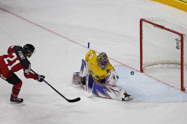 IIHF WM 2017, Kanada - Schweden, 21.05.2017 Henrik Lundqvist (Schweden, 35); Brayden Point (Kanada, 21); IIHF WM 2017, Kanada - Schweden am 21.05.2017 in der Lanxess-Arena in Koeln (Deutschland). xadx