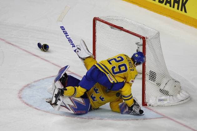 IIHF WM 2017, Kanada - Schweden, 21.05.2017 Henrik Lundqvist (Schweden, 35); William Nylander (Schweden, 29); IIHF WM 2017, Kanada - Schweden am 21.05.2017 in der Lanxess-Arena in Koeln (Deutschland). xadx