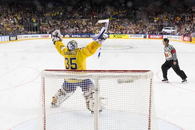 170521 Sveriges malvakt Henrik Lundqvist jublar efter avgörande straffräddningen i finalen mellan Kanada och Sverige pa ishockey-VM den 21 maj 2017 i Köln.  Copyright: JOELxMARKLUND BB170521JM206