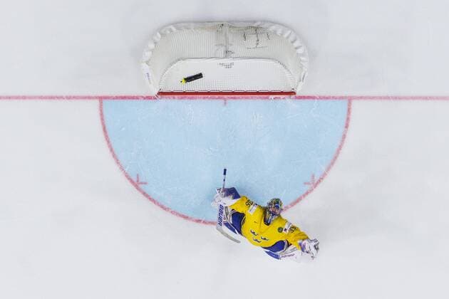 170521 Sveriges malvakt Henrik Lundqvist jublar efter att ha räddat den matchavgörande straffen i straffläggning under finalen mellan Kanada och Sverige pa ishockey-VM den 21 maj 2017 i Köln.  Copyright: JOELxMARKLUND BB170521JM213
