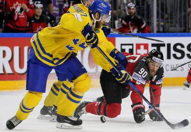 COLOGNE, GERMANY - MAY 21, 2017: Sweden s Victor Rask (L) and Canada s Ryan O Reilly in their 2017 IIHF Ice hockey Eishockey World Championship WM Weltmeisterschaft final game at Lanxess Arena; Sweden won the match 2-1 in a penalty shootout. Alexander Demianchuk TASS  TS04FC06