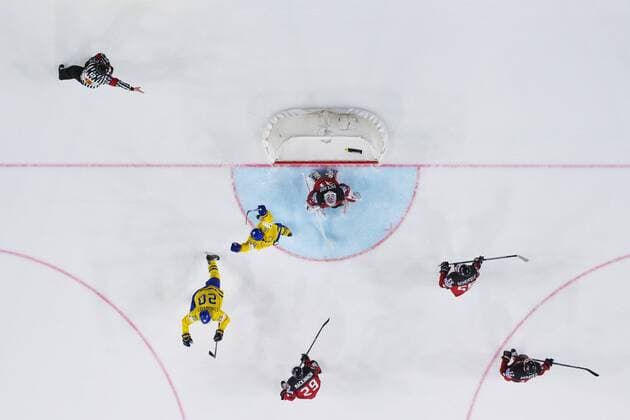 170521 Sveriges Joel Lundqvist och Marcus Krüger jublar när 0-1-pucken fran Victor Hedman (ej i bild) gatt in bakom Kanadas malvakt Calvin Pickard under finalen mellan Kanada och Sverige pa ishockey-VM den 21 maj 2017 i Köln.  Copyright: JOELxMARKLUND BB170521JM249