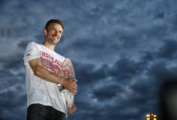 Mannschaftskapitän Christian Gentner (VfB) mit der Meisterschale . VfB Stuttgart Aufstiegsfeier in die 1. Bundesliga Fanbühne auf dem Wasen . Stuttgart, GER, 21.05.2017, 34. Spieltag Fussball-2. Bundesliga 2016-2017.