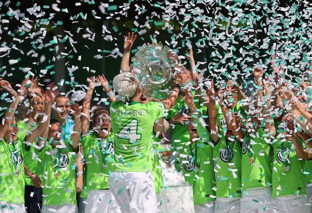 VfL vs Jena, Frauen Wolfsburg, Deutschland. 21.05.2017, FUßBALL - VfL Wolfsburg vs FF USV Jena, 1. Allianz Frauen Bundesliga, Saison 2016-17. Bild zeigt: VfL Wolfsburg Frauen ist deutscher Meister 2017. VfL Mannschaft mit Meisterschale Wolfsburg