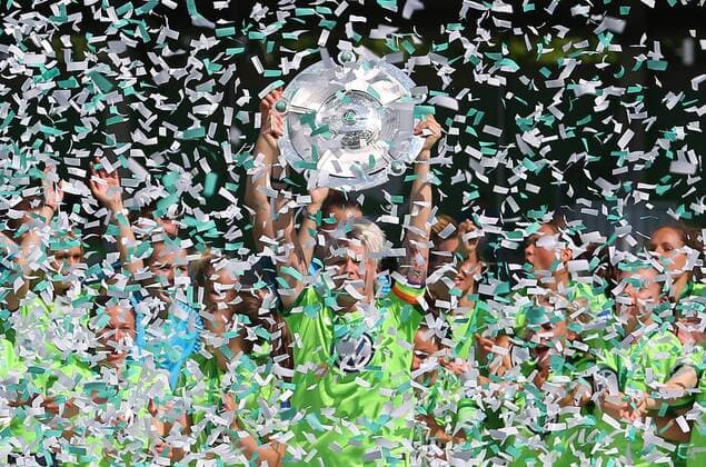 VfL vs Jena, Frauen Wolfsburg, Deutschland. 21.05.2017, FUßBALL - VfL Wolfsburg vs FF USV Jena, 1. Allianz Frauen Bundesliga, Saison 2016-17. Bild zeigt: VfL Wolfsburg Frauen ist deutscher Meister 2017. VfL Mannschaft mit Meisterschale Wolfsburg