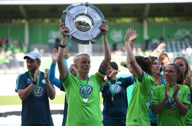VfL vs Jena, Frauen Wolfsburg, Deutschland. 21.05.2017, FUßBALL - VfL Wolfsburg vs FF USV Jena, 1. Allianz Frauen Bundesliga, Saison 2016-17. Bild zeigt: VfL Wolfsburg Frauen ist deutscher Meister 2017. Nilla Fischer (VfL Wolfsburg), Caroline Graham Hansen (VfL Wolfsburg), Elise Bussaglia (VfL Wolfsburg) Wolfsburg