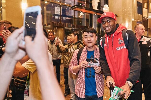 22.05.2017, Shenyang, China, Asienreise des Fußball Bundesligisten 1.FC Köln, Kölns Anthony Modeste wird von Fans im Grand Hotel empfangen