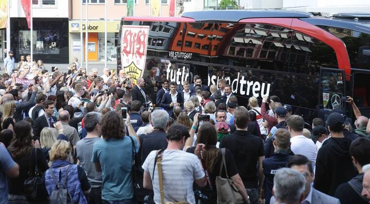Stuttgart , Fußball 2.Bundesliga Empfang der Stadt Stuttgart für den VfB Stuttgart nach der Meisterschaft und dem Aufstieg in die 1.Bundesliga , Mannschaft wird von Fans empfangen