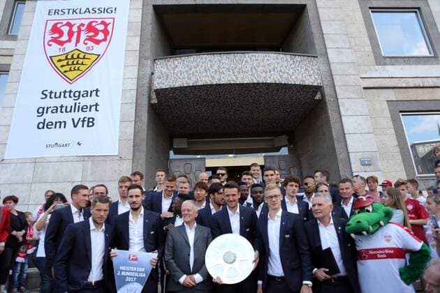 Themen der Woche - SPORT Bilder des Tages - SPORT VfB Stuttgart Empfang Rathaus Meisterschaft 2. Bundesliga Deutschland, Stuttgart, 22.05.2017, Fussball, 2. Bundesliga, Saison 2016 2017, VfB Stuttgart Empfang Rathaus Meisterschaft 2. Bundesliga: v.l. OB Fritz Kuhn, Christian Gentner, Timo Baumgartl, Wolfgang Dietrich (Präsident).
