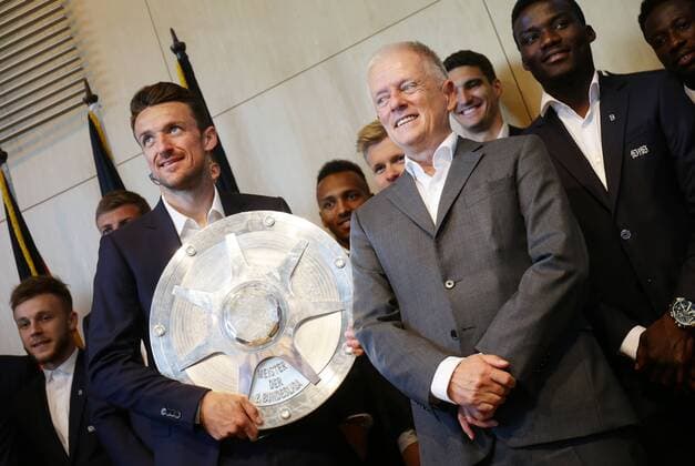 Stuttgart , Fußball 2.Bundesliga Empfang der Stadt Stuttgart für den VfB Stuttgart nach der Meisterschaft und dem Aufstieg in die 1.Bundesliga , von links: Christian Gentner OB Fritz Kuhn