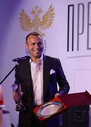 MOSCOW, RUSSIA - MAY 22, 2017: FC Spartak Moscow s Denis Glushakov receives the Football Player of the Year award at a ceremony to present the Premier Prize for the 2016-17 season, at the Amber Plaza business center. Artyom Korotayev TASS  TS04FE56