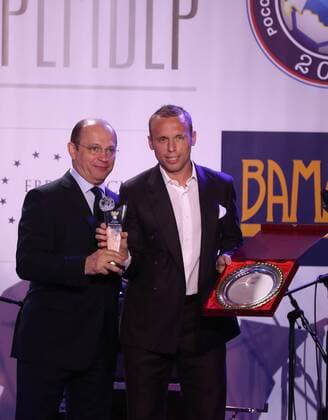 MOSCOW, RUSSIA - MAY 22, 2017: Sergei Pryadkin (L), president of the Russian Football Premier League, and FC Spartak Moscow s Denis Glushakov who has received the Football Player of the Year award at a ceremony to present the Premier Prize for the 2016-17 season, at the Amber Plaza business center. Artyom Korotayev TASS  TS04FE59