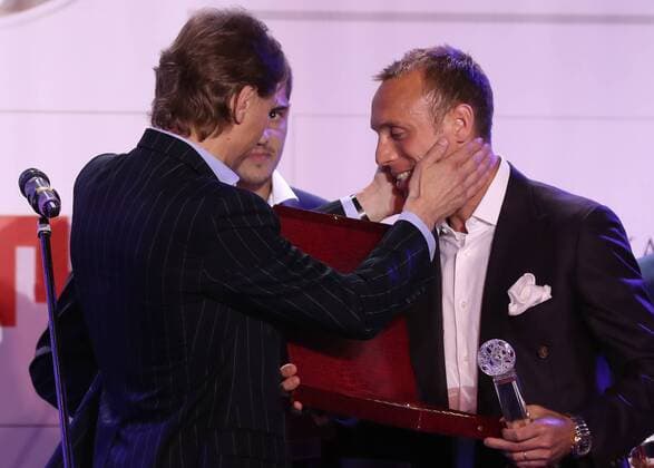 MOSCOW, RUSSIA - MAY 22, 2017: Valery Karpin (L), former general director and former head coach of FC Spartak Moscow, chief editor of the Football Broadcasts Directorate at Match TV Channel, and FC Spartak Moscow s Denis Glushakov who has received the Football Player of the Year award at a ceremony to present the Premier Prize for the 2016-17 season, at the Amber Plaza business center. Artyom Korotayev TASS  TS04FE5B
