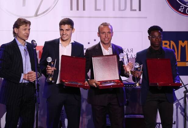 MOSCOW, RUSSIA - MAY 22, 2017: Valery Karpin, former general director and former head coach of FC Spartak Moscow, chief editor of the Football Broadcasts Directorate at Match TV Channel, FC Spartak Moscow s Roman Zobnin, Denis Glushakov and Quincy Promes (L-R) at an award ceremony to present the Premier Prize for the 2016-17 season, at the Amber Plaza business center. Artyom Korotayev TASS  TS04FE5C