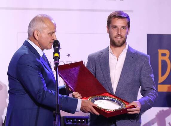 MOSCOW, RUSSIA - MAY 22, 2017: Alexander Mirzoyan (L), president of the Russian Football Veterans Union, and FC Spartak Moscow s Dmitry Kombarov at an award ceremony to present the Premier Prize for the 2016-17 season, at the Amber Plaza business center. Artyom Korotayev TASS  TS04FE5D