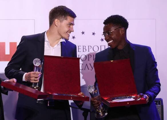 MOSCOW, RUSSIA - MAY 22, 2017: FC Spartak Moscow s Roman Zobnin (L) and Quincy Promes at an award ceremony to present the Premier Prize for the 2016-17 season, at the Amber Plaza business center. Artyom Korotayev TASS  TS04FE5E
