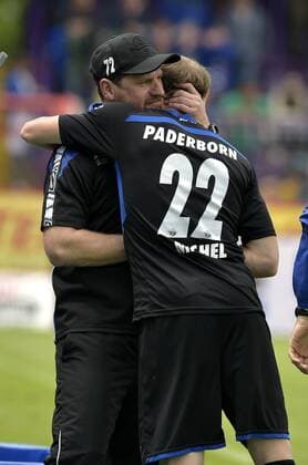 20-05-2017 pmk MZ116463 Fussball Herren 3.Liga Saison 2016 2017 VfL Osnabrueck - SC Paderborn Steffen Baumgart -Trainer- Paderborn Sven MICHEL (22) Paderborn