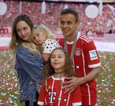 20.05.2017, Fussball 1.Bundesliga 2016 2017, 34.Spieltag, FC Bayern München - SC Freiburg, in der Allianz-Arena München. Carolina, Frau von Rafinha (re, Bayern) und die Kinder beim Erinnerungsfoto. 