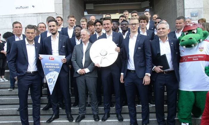 Stuttgart , Fußball 2.Bundesliga Empfang der Stadt Stuttgart für den VfB Stuttgart nach der Meisterschaft und dem Aufstieg in die 1.Bundesliga , Mannschaftsfoto vor dem Rathaus mit OB Fritz Kuhn