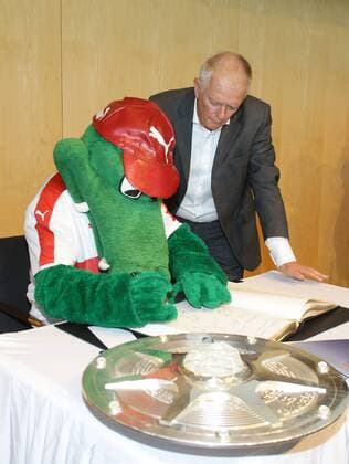 Stuttgart , Fußball 2.Bundesliga Empfang der Stadt Stuttgart für den VfB Stuttgart nach der Meisterschaft und dem Aufstieg in die 1.Bundesliga , Eintrag ins Goldene Buch der Stadt Stuttgart , von links: Maskottchen Fritzle OB Fritz Kuhn