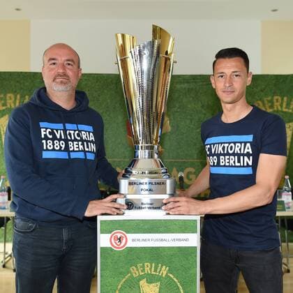 Fussball, Herren, Saison 2016 17, Berliner Pilsner-Pokal, PK und Pokalpräsentation, Ersan Parlatan (Trainer FC Viktoria 1889 Berlin) und Ümit Ergirdi (Kapitän FC Viktoria 1889 Berlin) mit dem Berliner Pilsener Pokal, 22.05.17, Copyright: xMichaelxHundtx xMatthiasxKochx