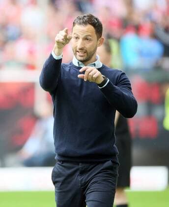 Düsseldorf, 21.05.2017, Fussball, Esprit Arena, 2.Bundesliga, 34.Spieltag , Fortuna Düsseldorf vs. FC Erzgebirge Aue 1:0 (1:0) , Im Bild; Trainer Domenico Tedesco, Erzgebirge Aue ,