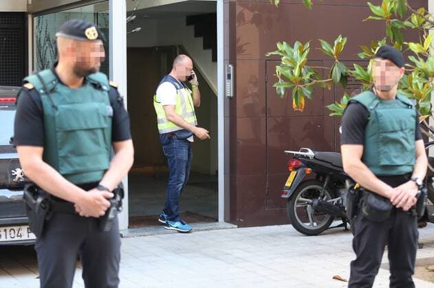 Civil Guards and Police agents search the house of former president of Spanish soccer team Barcelona Sandro Rosell in Barcelona, Spain, on 23 May 2017. Rosell has been arrested on 23 May 2017 together with other four people in a joint National Police and Civil Guard operation against money laundering. A search is going on in Barcelona, Lleida and Girona as well as in Andorra where local police are collaborating with Spanish Forces in the so called operation Rimet . According to sources from the investigation, Rosell and former president of the Brazilian Soccer Federation, Ricardo Teixeira, would be the main ringleaders. FORMER PRESIDENT OF BARCELONA FC ARRESTED !ACHTUNG: NUR REDAKTIONELLE NUTZUNG!  Copyright: xALEJANDROxGARCIAx 78752189st