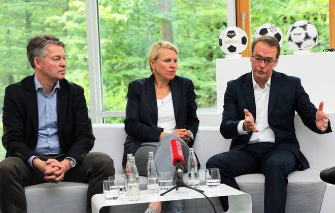 23.05.2017 Frankfurt am Main, DFB Zentrale Frauennationalmannschaft und Commerzbank starten TV-Kampagne zur EM in den Niederlanden Bild zeigt: Denni Strich DFB-Direktor Marketing, Doris Fitschen (DFB) und Uwe Hellmann, Leiter Brand Management der Commerzbank