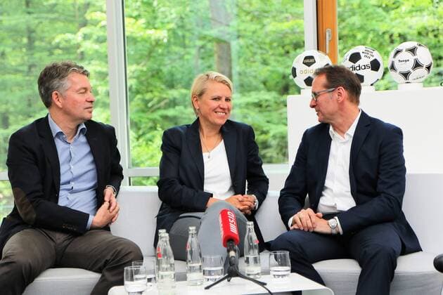 Bilder des Tages - SPORT 23.05.2017 Frankfurt am Main, DFB Zentrale Frauennationalmannschaft und Commerzbank starten TV-Kampagne zur EM in den Niederlanden Bild zeigt: Denni Strich DFB-Direktor Marketing, Doris Fitschen (DFB) und Uwe Hellmann, Leiter Brand Management der Commerzbank