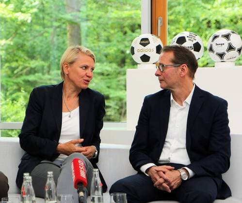 23.05.2017 Frankfurt am Main, DFB Zentrale Frauennationalmannschaft und Commerzbank starten TV-Kampagne zur EM in den Niederlanden Bild zeigt: Doris Fitschen (DFB) und Uwe Hellmann, Leiter Brand Management der Commerzbank