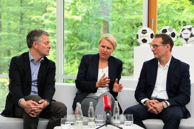 23.05.2017 Frankfurt am Main, DFB Zentrale Frauennationalmannschaft und Commerzbank starten TV-Kampagne zur EM in den Niederlanden Bild zeigt: Denni Strich DFB-Direktor Marketing, Doris Fitschen (DFB) und Uwe Hellmann, Leiter Brand Management der Commerzbank