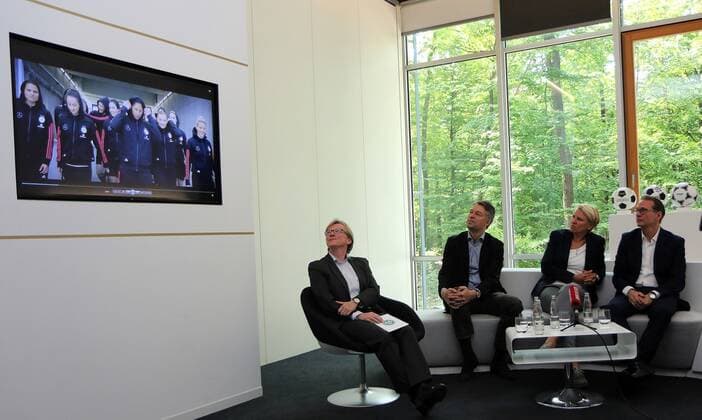 23.05.2017 Frankfurt am Main, DFB Zentrale Frauennationalmannschaft und Commerzbank starten TV-Kampagne zur EM in den Niederlanden Bild zeigt: Annette Seitz (Presse DFB-Frauen), Denni Strich DFB-Direktor Marketing, Doris Fitschen (DFB) und Uwe Hellmann, Leiter Brand Management der Commerzbank