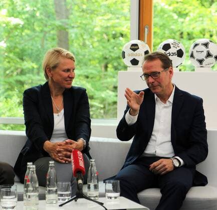 23.05.2017 Frankfurt am Main, DFB Zentrale Frauennationalmannschaft und Commerzbank starten TV-Kampagne zur EM in den Niederlanden Bild zeigt: , Doris Fitschen (DFB) und Uwe Hellmann, Leiter Brand Management der Commerzbank